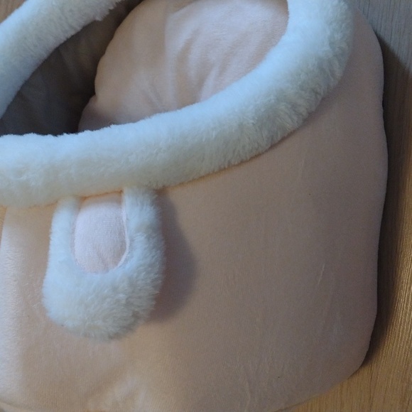 Pet Bed with bunny ears and tail size sm/med. dish & squeaky mouse inc. 14 x 14 - Picture 5 of 12